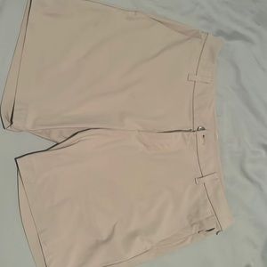 Lululemon men’s commission classic fit shorts. 34 in waist, 7 in length.